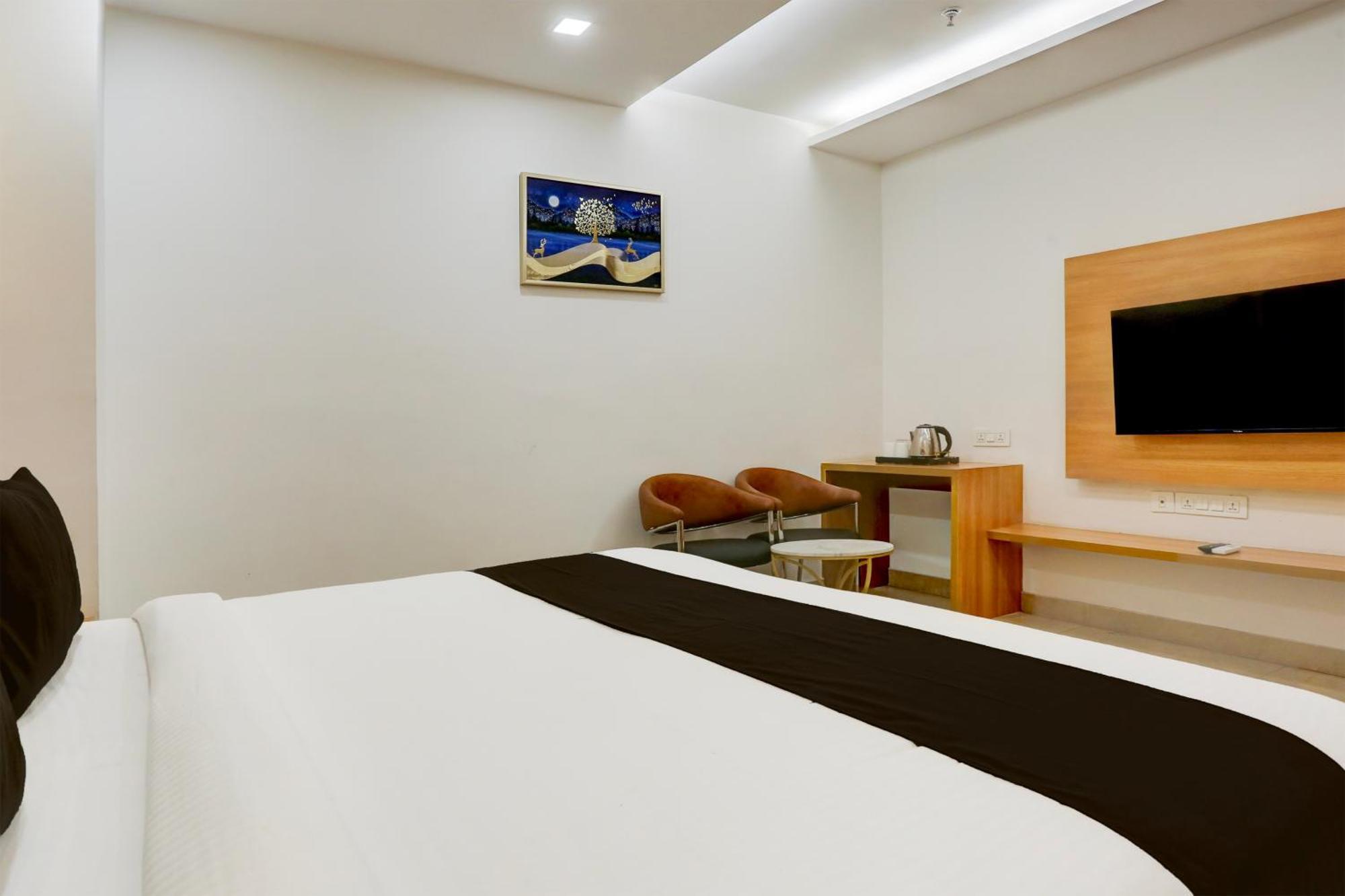 Palette Calista Premium Resort Samalkha Bagian luar foto