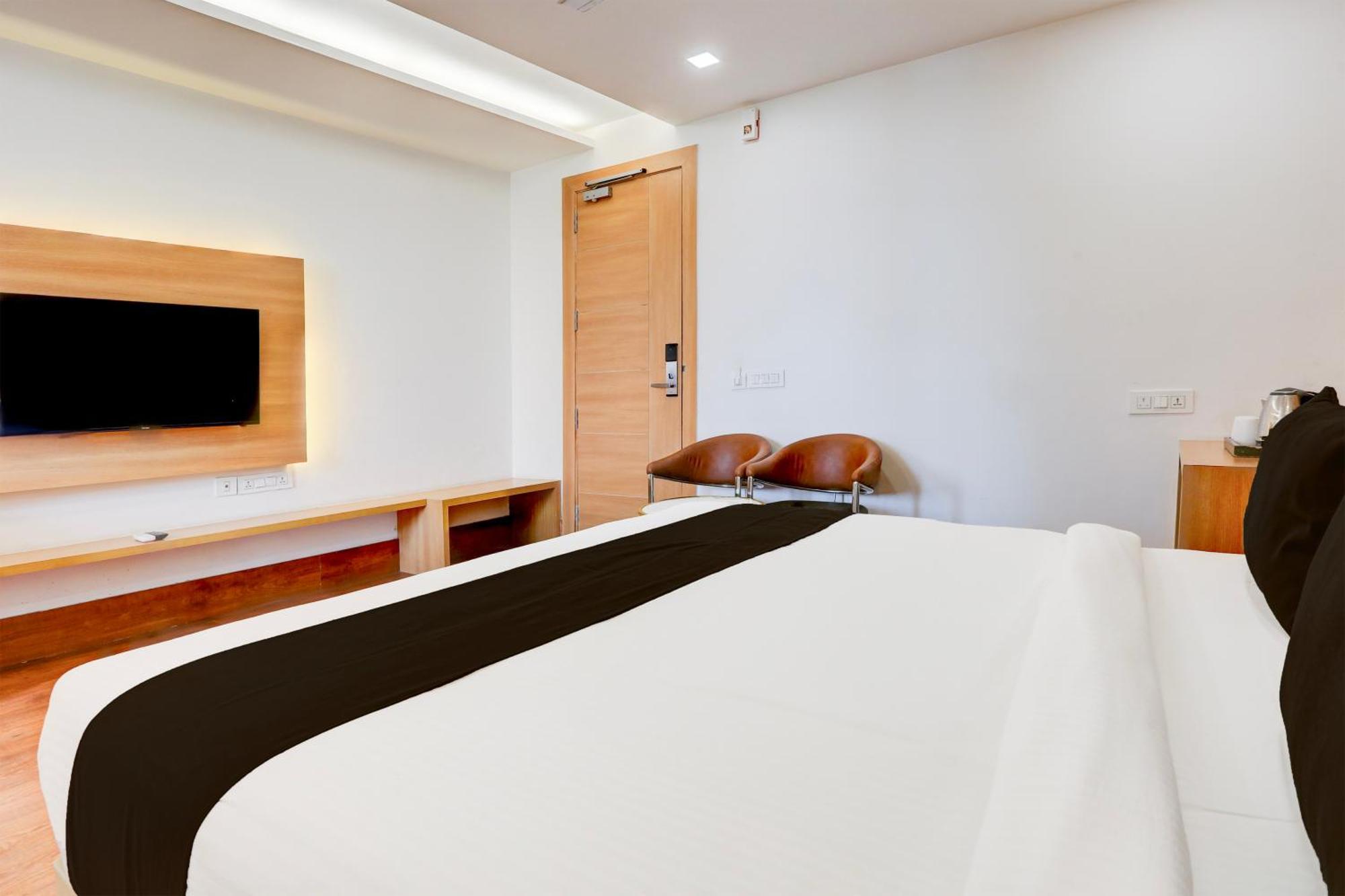 Palette Calista Premium Resort Samalkha Bagian luar foto